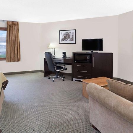 Baymont By Wyndham Green Bay Bagian luar foto