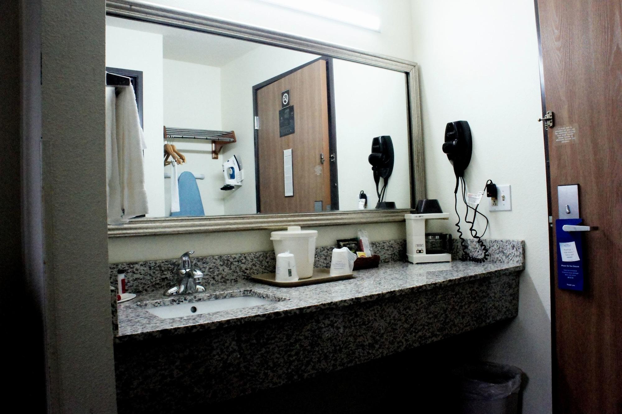 Baymont By Wyndham Green Bay Bagian luar foto